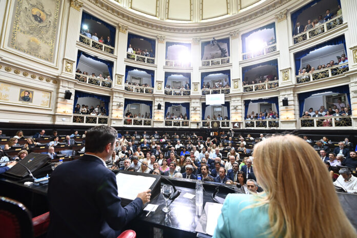 Kicillof pide endeudarse por el equivalente en pesos a U$S 1.045 millones y suspender deudas municipales del Covid
