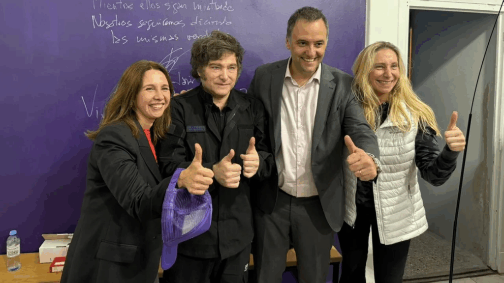 "No se dejen psicopatear con Ficha Limpia", dijo Javier Milei de campaña con Manuel Adorni