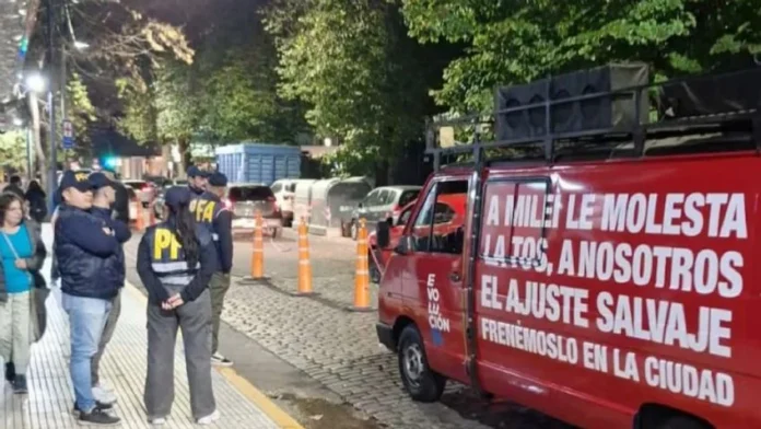 Detuvieron a militantes de la UCR que hacían campaña contra Milei en CABA