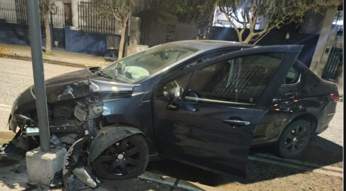 auto chocó contra un poste daños materiales