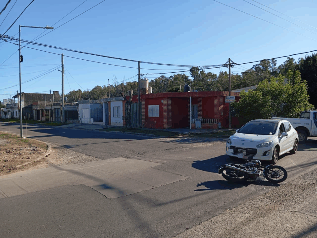 choque entre auto y moto heridas