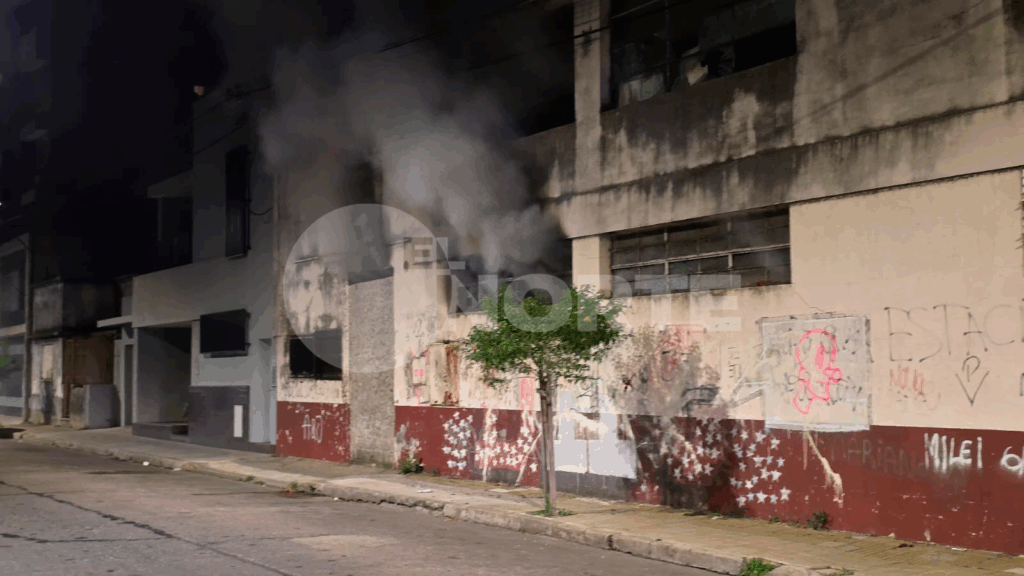 Bomberos de San Nicolás sofocaron un violento incendio en la exfábrica textil de España y Almafuerte