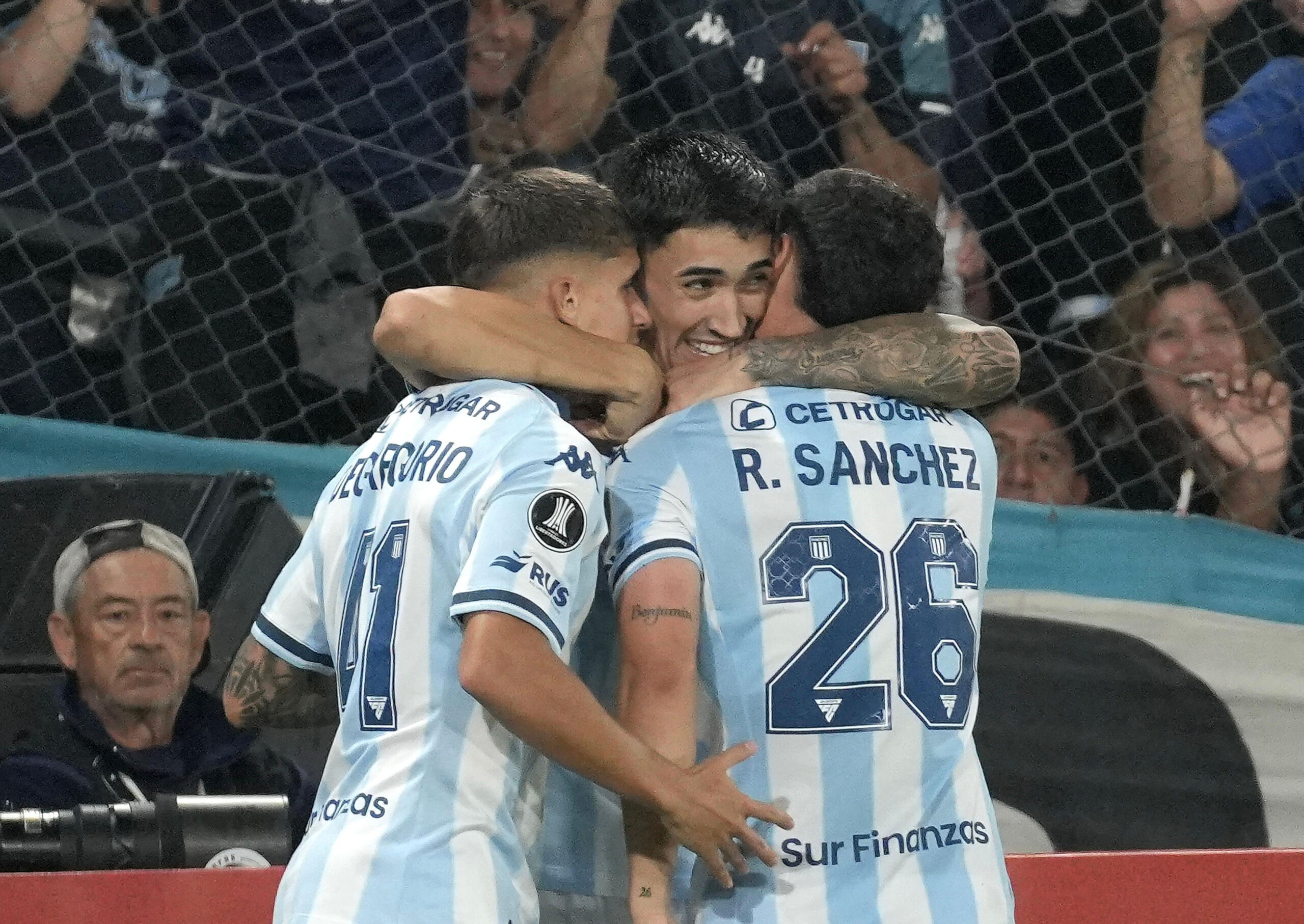 Racing goleó a Coló-Colo y clasificó a los octavos de final de la Copa ...