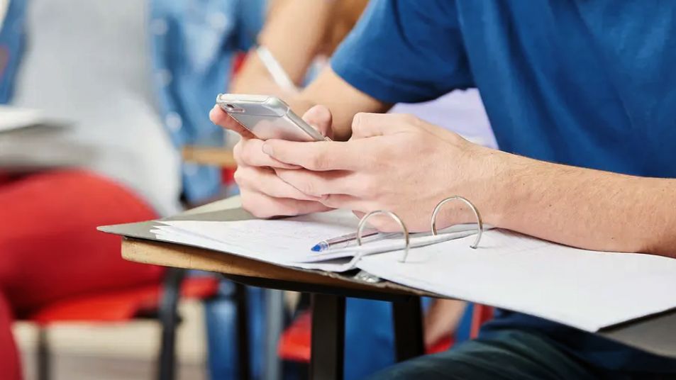 Celulares en las aulas: el desafío educativo que también alcanza a las instituciones de San Nicolás