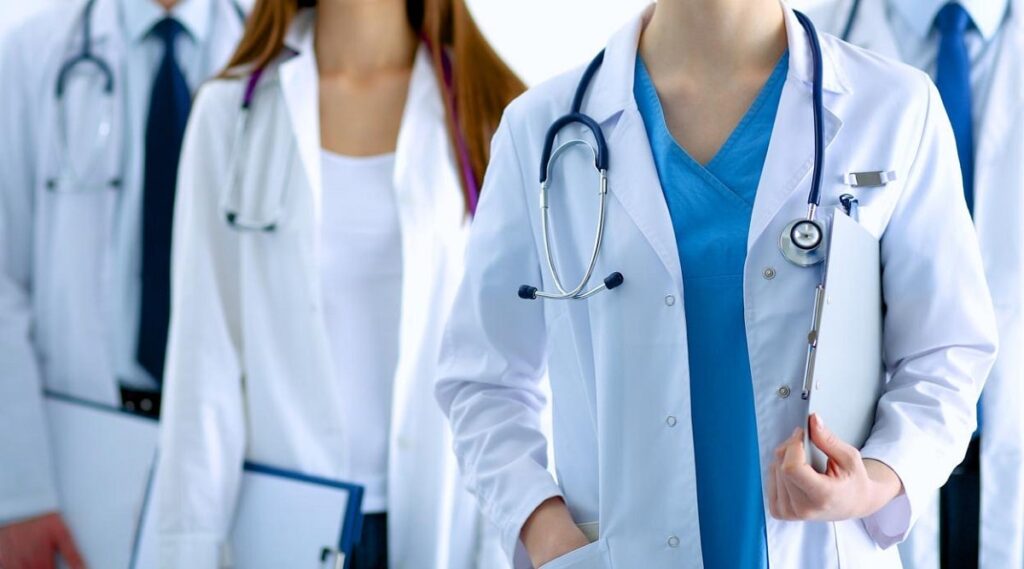 Residencias médicas: aunque se prioriza a graduados en Argentina, especialistas relativizan el impacto local de la medida