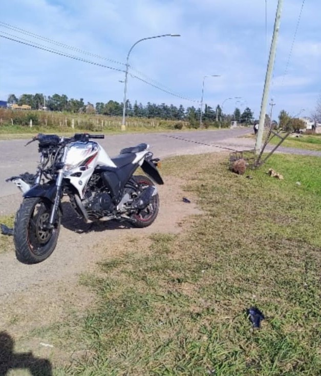 La Emilia: un joven de 21 años circulaba en motocicleta y se cayó por perder el control