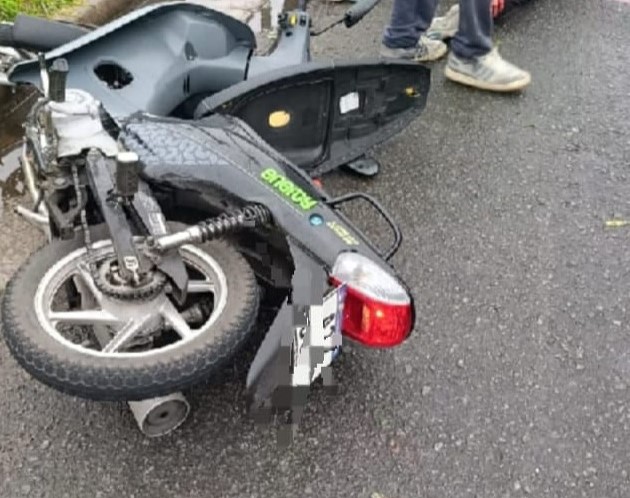 Circulaba en su motovehículo en zona sur y se cayó: una ambulancia lo tuvo que trasladar al Hospital