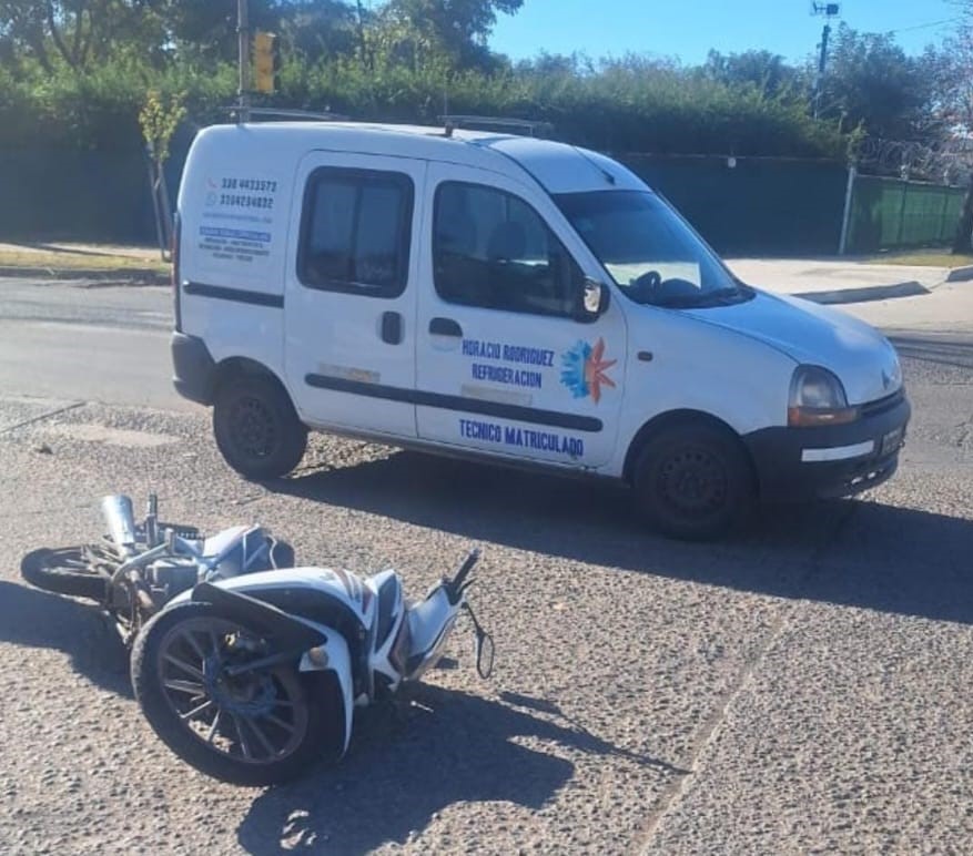 Una Kangoo y una motocicleta protagonizaron una colisión en el cruce de Av. Illia y Damaso Valdez