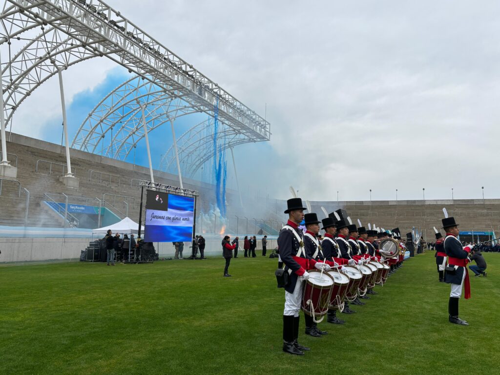 El momento donde cantan el himno por el Acto del Día de la Bandera en el Estadio San Nicolás