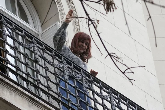Cristina Kirchner volvió a saludar desde el balcón y recibió a Juan Grabois y Ofelia Fernández