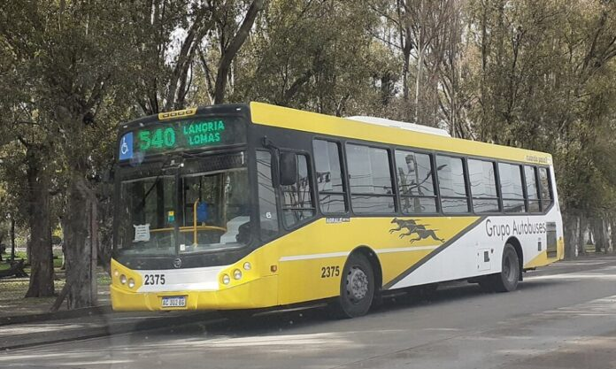 Lomas de Zamora: iba semi dormido en el micro, el chofer dobló y salió despedido por la ventanilla