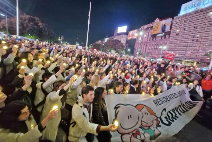 Residentes del Garrahan le respondieron a Milei: “Nuestro trabajo merece reconocimiento, no deslegitimación”