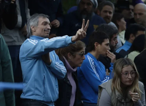 ¿Cuánto cuesta la campera retro con los colores de Racing que usó Máximo Kirchner en Parque Lezama?