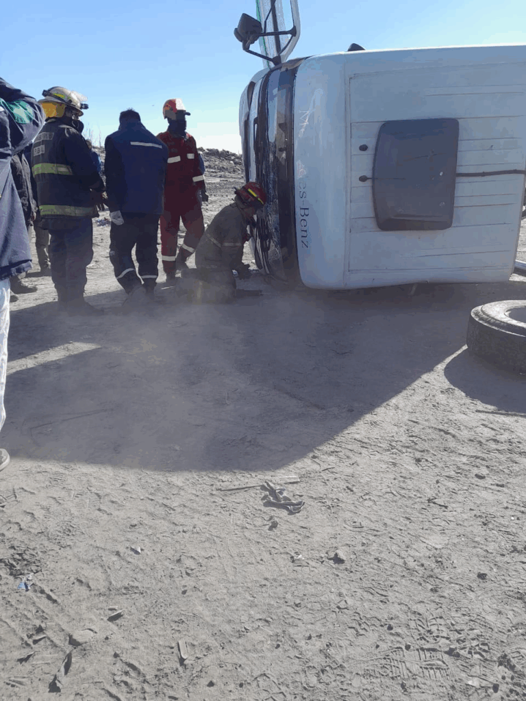 Bomberos San Nicolás rescataron a un chofer de un camión que volcó en un camino rural: fue derivado al hospital