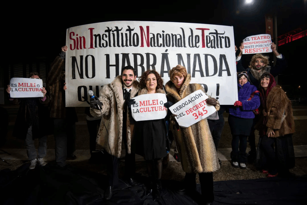 Motosierra a la cultura: el Gobierno avanza sobre el Instituto del Teatro y la CONABIP de Sarmiento