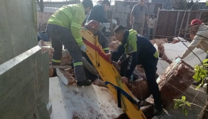 La Plata: se derrumbó una medianera y dos obreros quedaron atrapados bajo los escombros