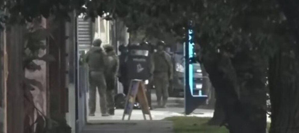 Un policía mató a la novia de su expareja y se atrincheró en un gimnasio en Moreno