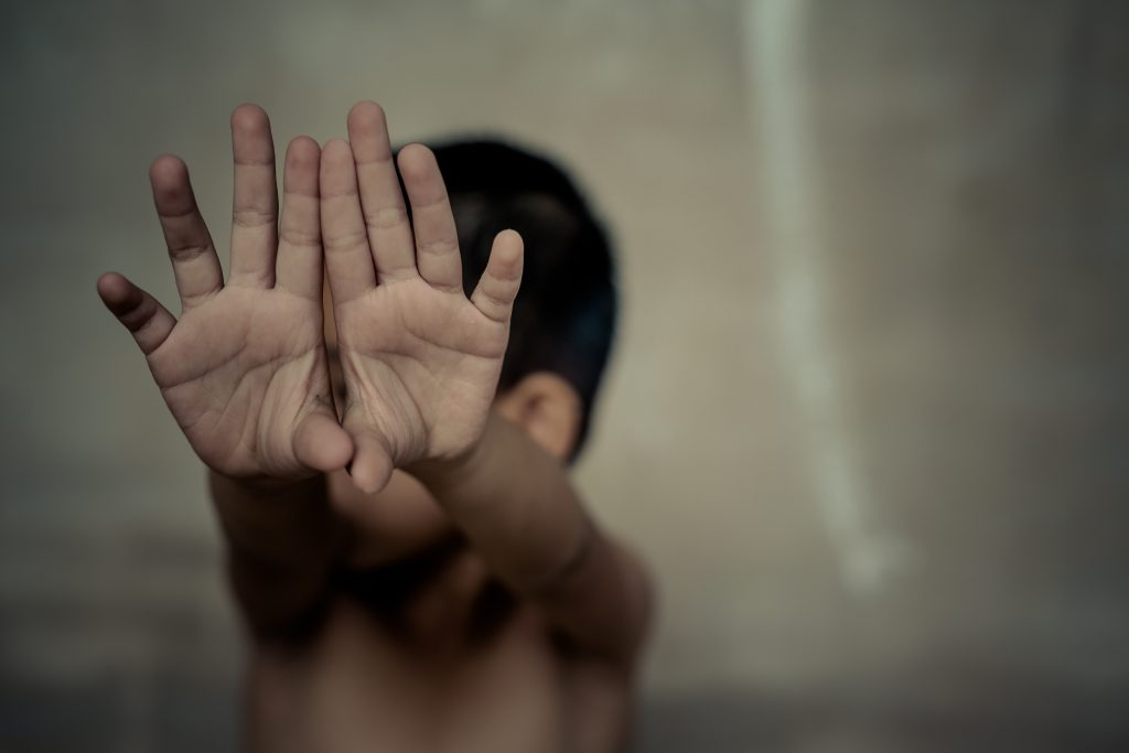 niños víctimas inocentes agresión