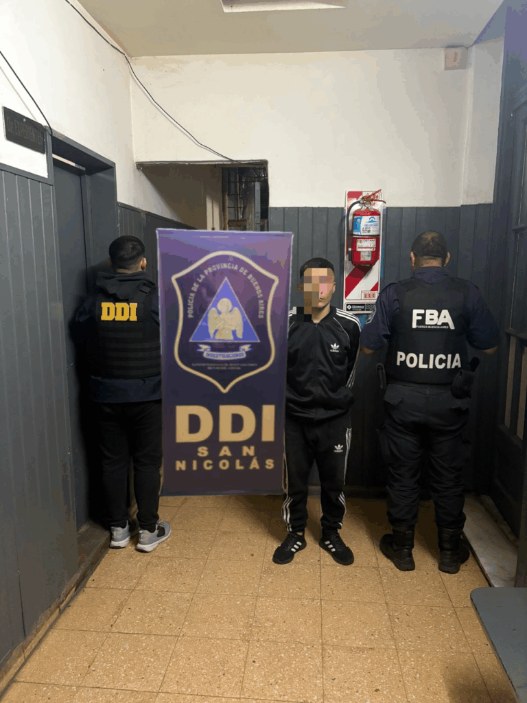 Tras un allanamiento, efectivos policiales detuvieron a un hombre que asaltó a otro con un arma blanca y le robó la moto
