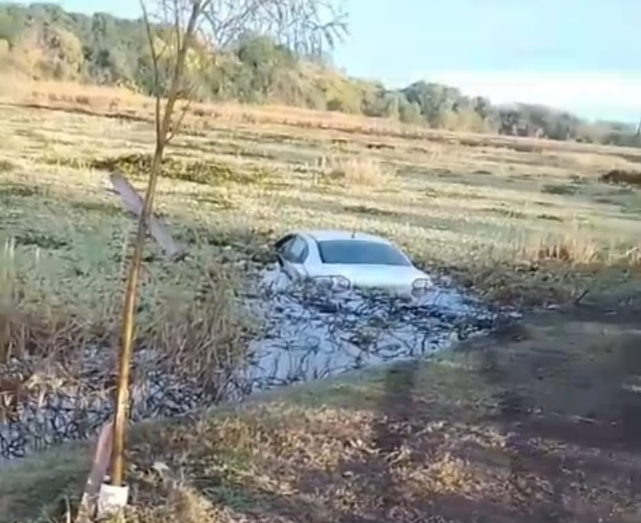 vehículo sumergido en las inmediaciones del remanzo eco parque