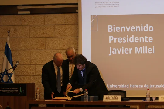 Javier Milei ya no está en Israel y no corre peligro tras el ataque preventivo a Irán, aclaró Manuel Adorni