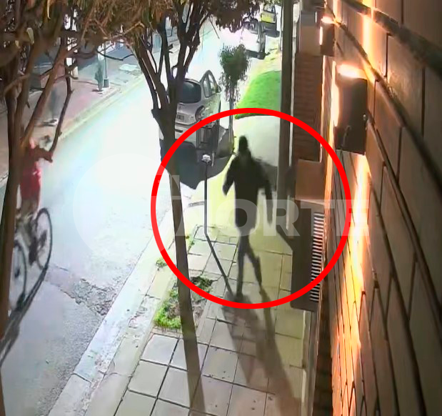 Un delincuente quedó captado por una cámara al no poder entrar a una vivienda en Olleros y Av. Alberdi