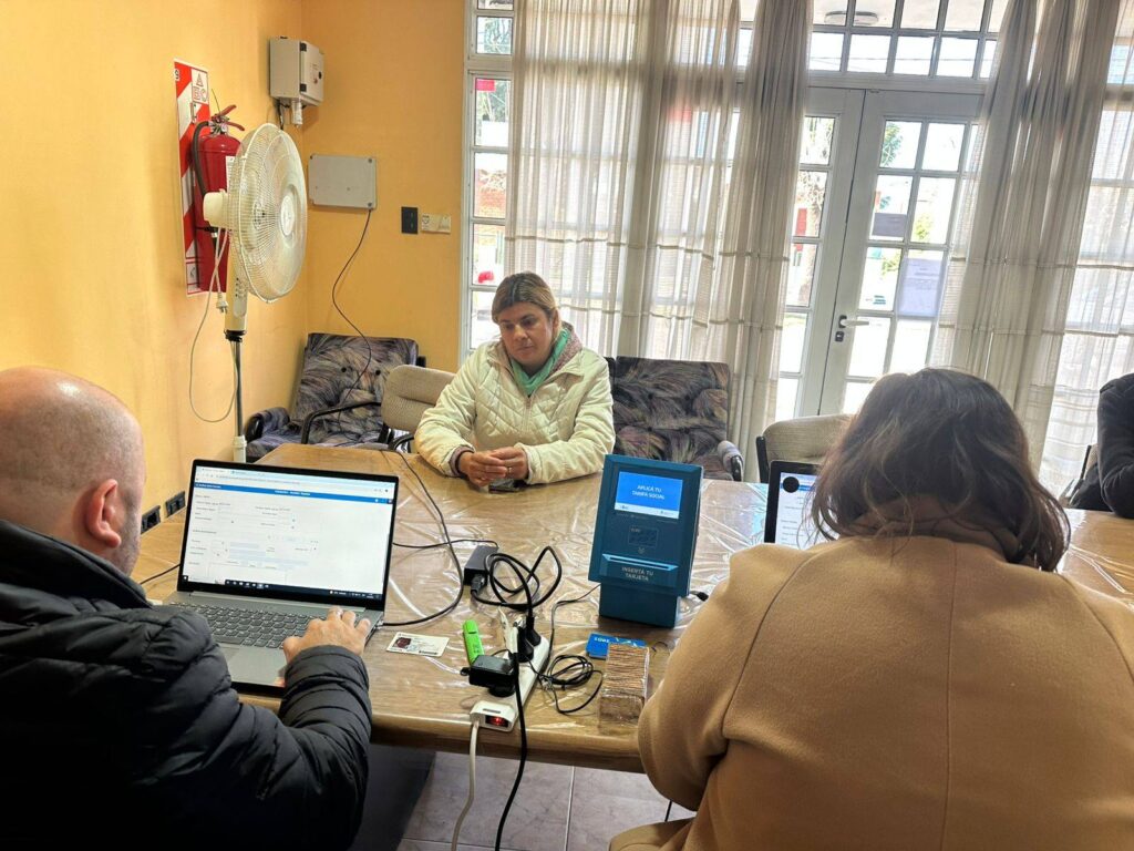 Operativo de registro de la tarjeta SUBE en Pérez Millán 