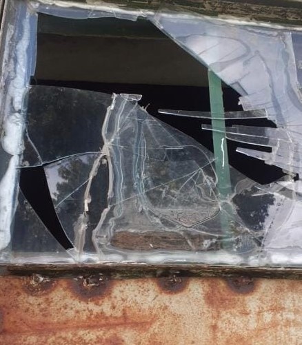 Rompió un candado de una puerta y una ventana solo para robarse tres latas de bebidas alcohólicas en Av. Savio al 200