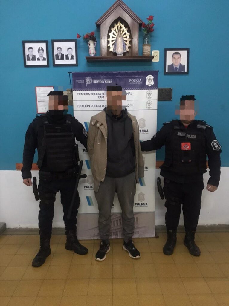 Ramallo: le estaba pegando a una mujer de 21 años y al ser aprehendido agredió a los policías