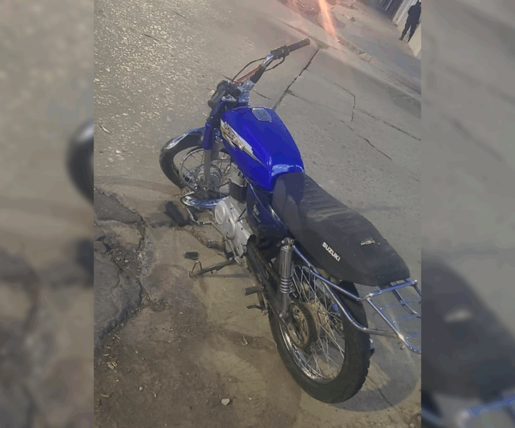 Los accidentes de tránsito no paran: una automovilista impactó contra una motocicleta en Balcarce y Nación