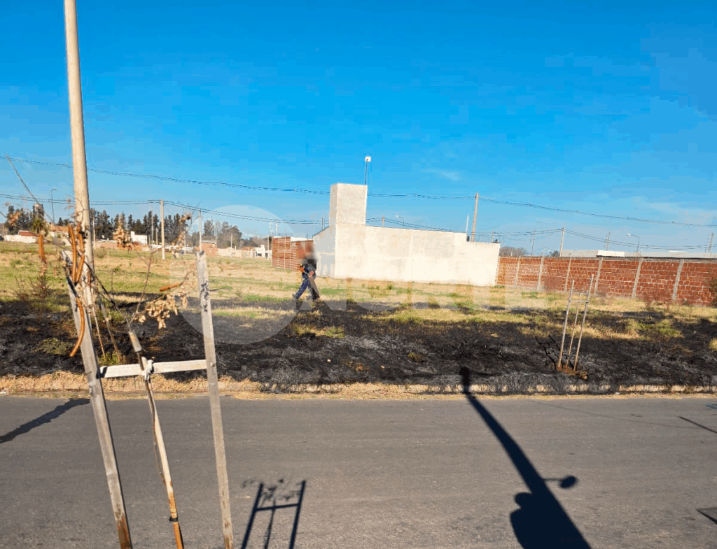 Un hombre ocasionó un incendio de pastizales en zona sur y fue captado por una cámara: luego hubo dos focos más