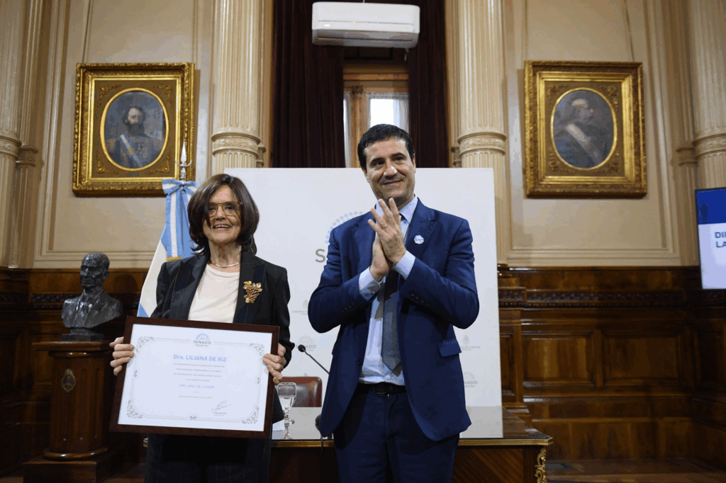 Maximiliano Abad distinguió a la socióloga Liliana de Riz en el Senado de la Nación