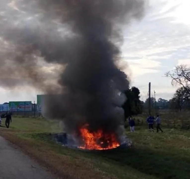 Despiste, choque contra una alcantarilla e incendio en Ruta 2 km 145: dos muertos