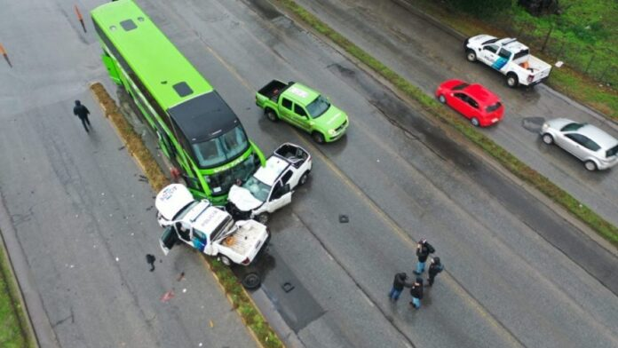 Mar del Plata: un paciente psiquiátrico robó un patrullero y lo estrelló contra un colectivo