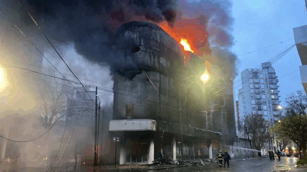 arde un depósito de electrodomésticos La Plata