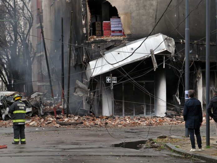 Javier Alonso sobre el depósito incendiado: “Podría volver a haber llamas por la entrada de oxígeno”
