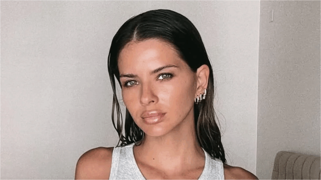 Pelo efecto mojado y look comfy: la China Suárez marca tendencia desde la intimidad de su cuarto