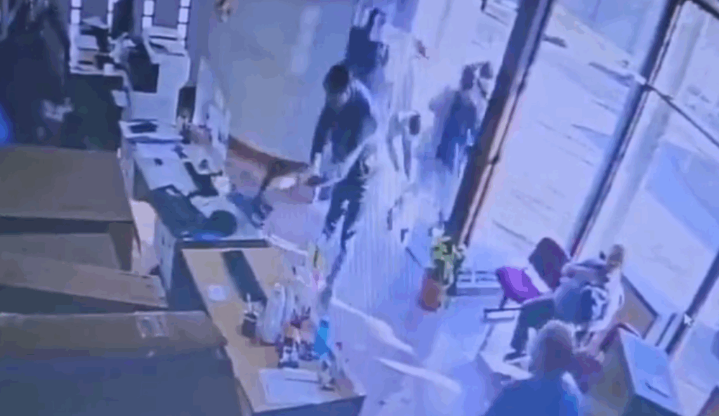 Santa Fe: un hombre destrozó con un pico una oficina de la Empresa Provincial de Energía