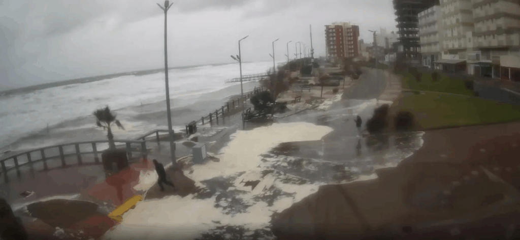 El mar avanza y una sudestada encendió la alarma en la costa bonaerense