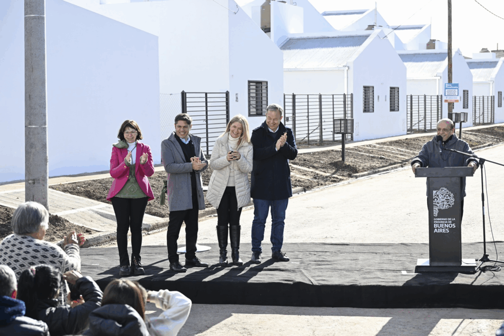 Kicillof y Magario entregaron 110 viviendas en Berazategui