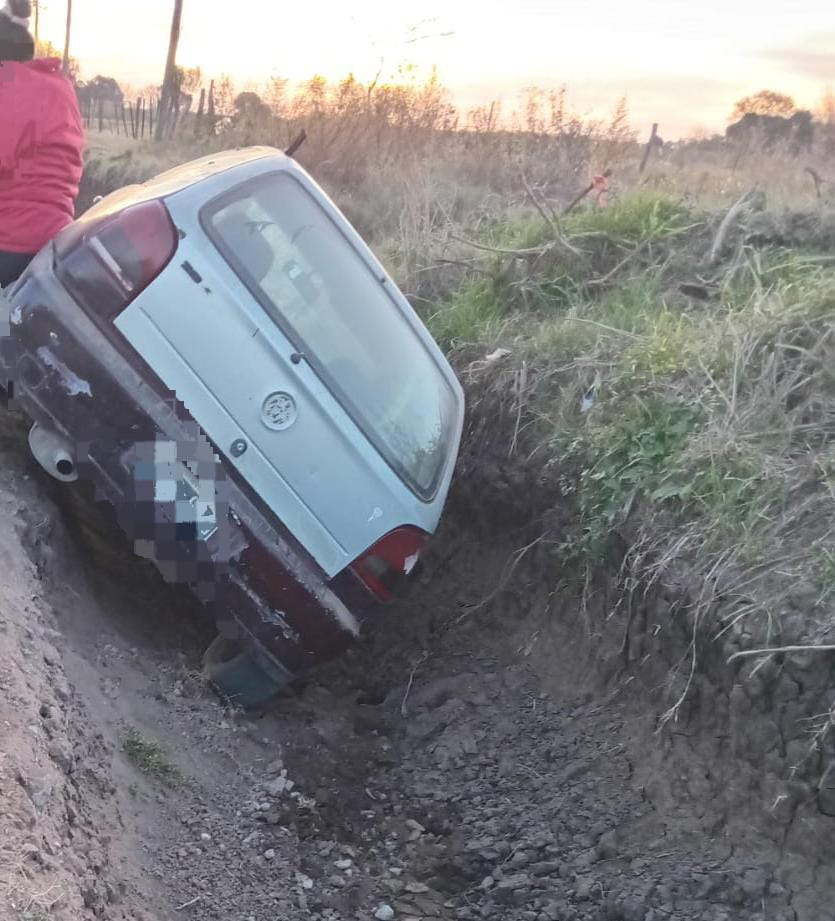 Zona norte: un Volkswagen Gol cayó a un zanjón y debido a eso una mujer fue hospitalizada