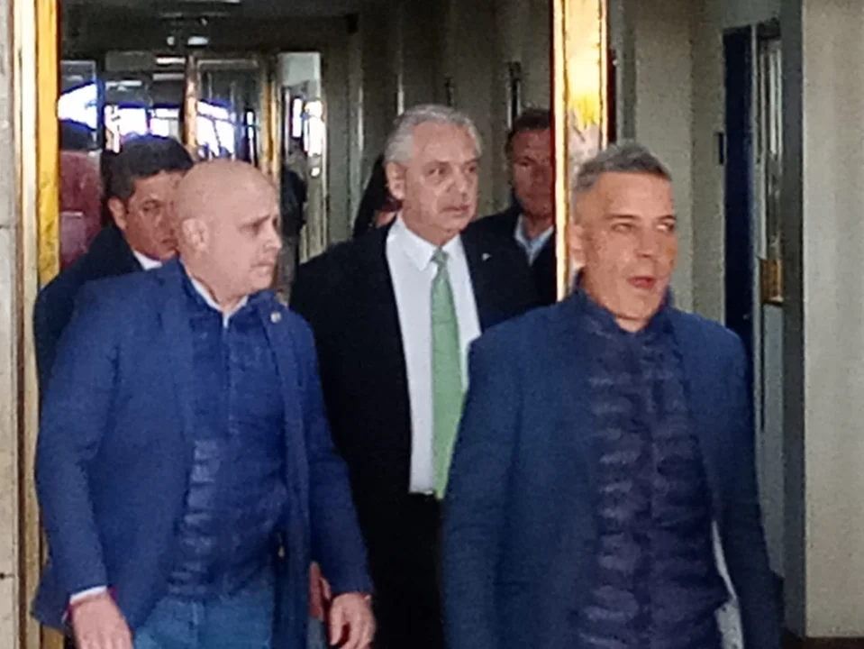 ALBERTO fERNÁNDEZ LLEGÓ a COMODORO PY causa seguros