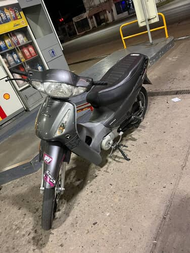 Urquiza y Belgrano: sustrajeron una motocicleta estacionada en el centro