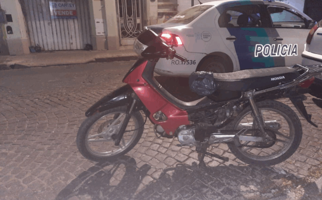 aprehendieron a dos jóvenes moto robada