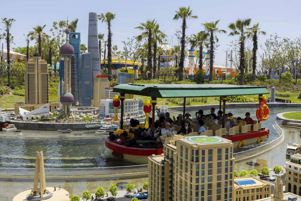 Visitantes toman un bote en el Legoland Shanghai. (Xinhua/Wang Xiang)