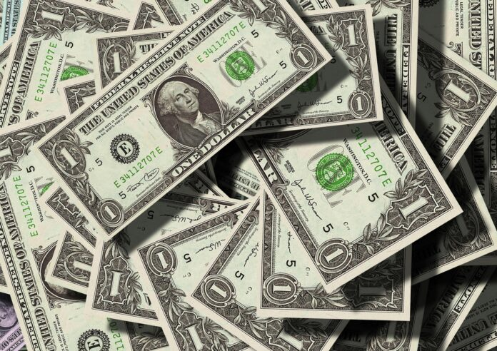 El dólar “blue” subió $20 en un día, cerró a $1235 y batió un nuevo récord
