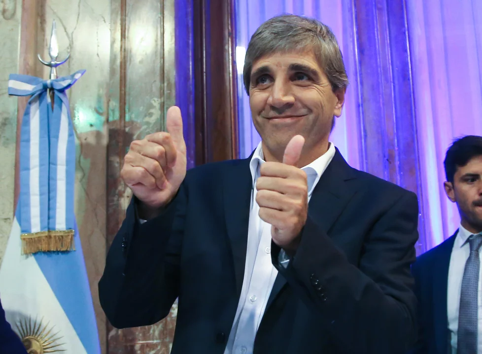 "Toto" Caputo reveló la forma para juntar dólares