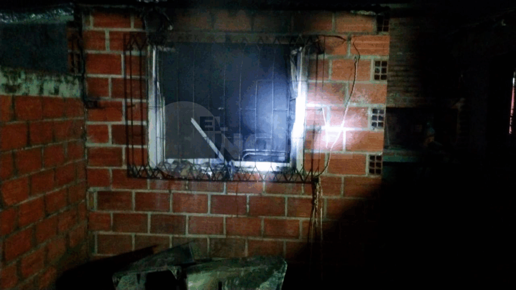 Un grupo de vecinos ayudó a sofocar el incendio en el lavadero de una casa en zona norte previo a la llegada de Bomberos