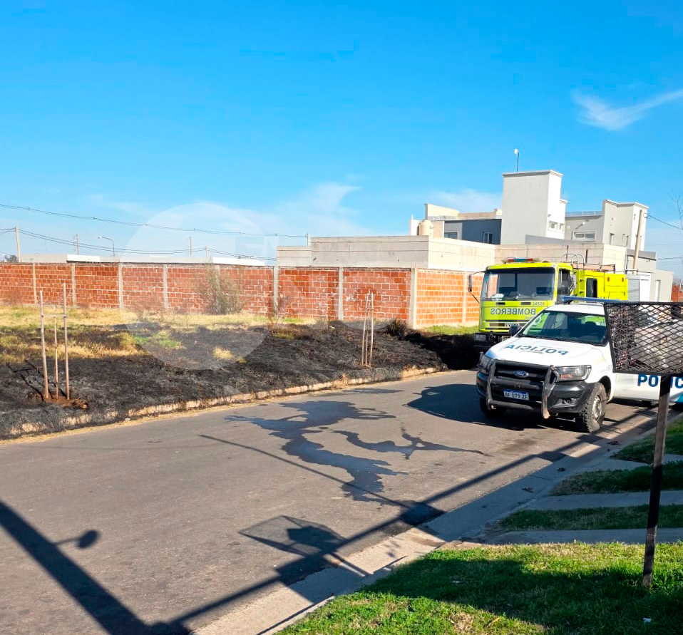 Un hombre ocasionó un incendio de pastizales en zona sur y fue captado por una cámara: luego hubo dos focos más