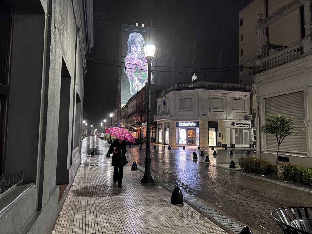 Persisten las lluvias intermitentes hasta las primeras horas del jueves y luego vuelve el frío: se esperan mínimas de 2°